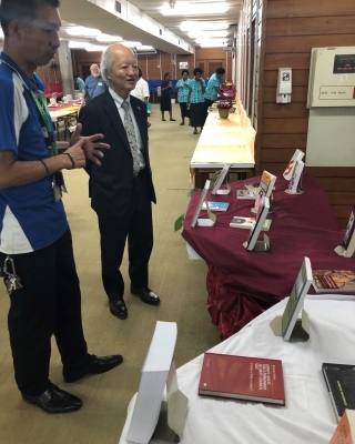 寄贈された図書の展示